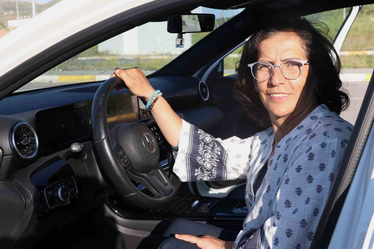 SİVAS'TA YAŞAYAN 56 YAŞINDAKİ EMİNE MURAT, 3 YIL ÖNCE ANNESİNİ KAYBETMESİNİN ARDINDAN MEZAR...
