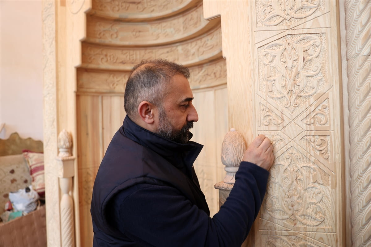 Sivas'ta yaşayan ahşap ustası Süleyman Daştan, çivi kullanmadan Selçuklu motiflerini işleyerek...