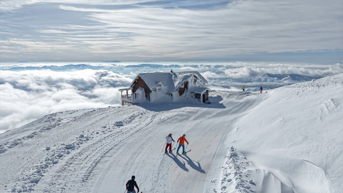 Sivas'ta Yıldız Dağı Kış Sporları ve Turizm Merkezi'nde hafta sonu yoğunluğu yaşandı.