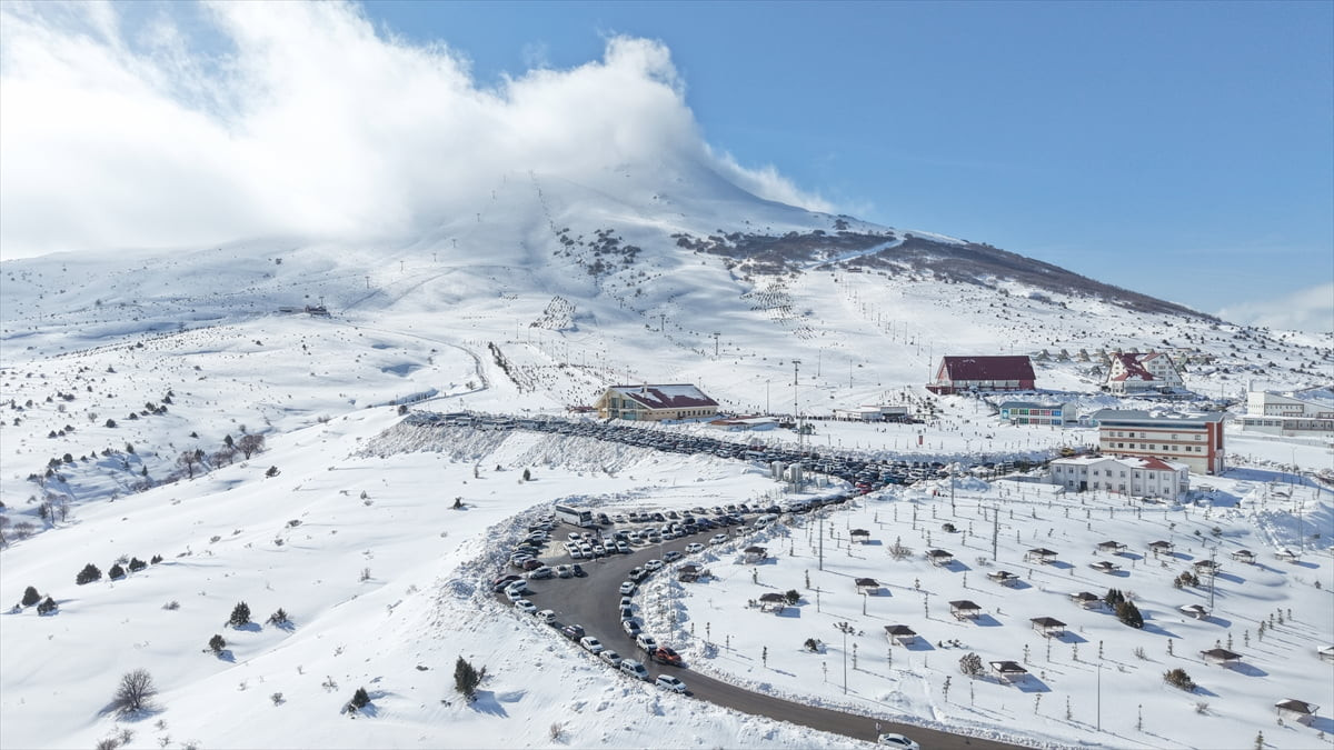 Sivas'ta Yıldız Dağı Kış Sporları ve Turizm Merkezi'nde hafta sonu yoğunluğu yaşandı. Merkeze 58...