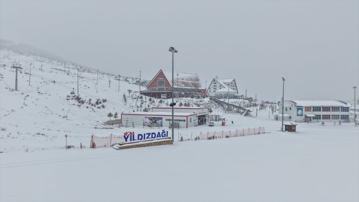 Sivas'ta Yıldız Dağı Kış Sporları ve Turizm Merkezi'nde kar yağışı aralıklarla etkisini...