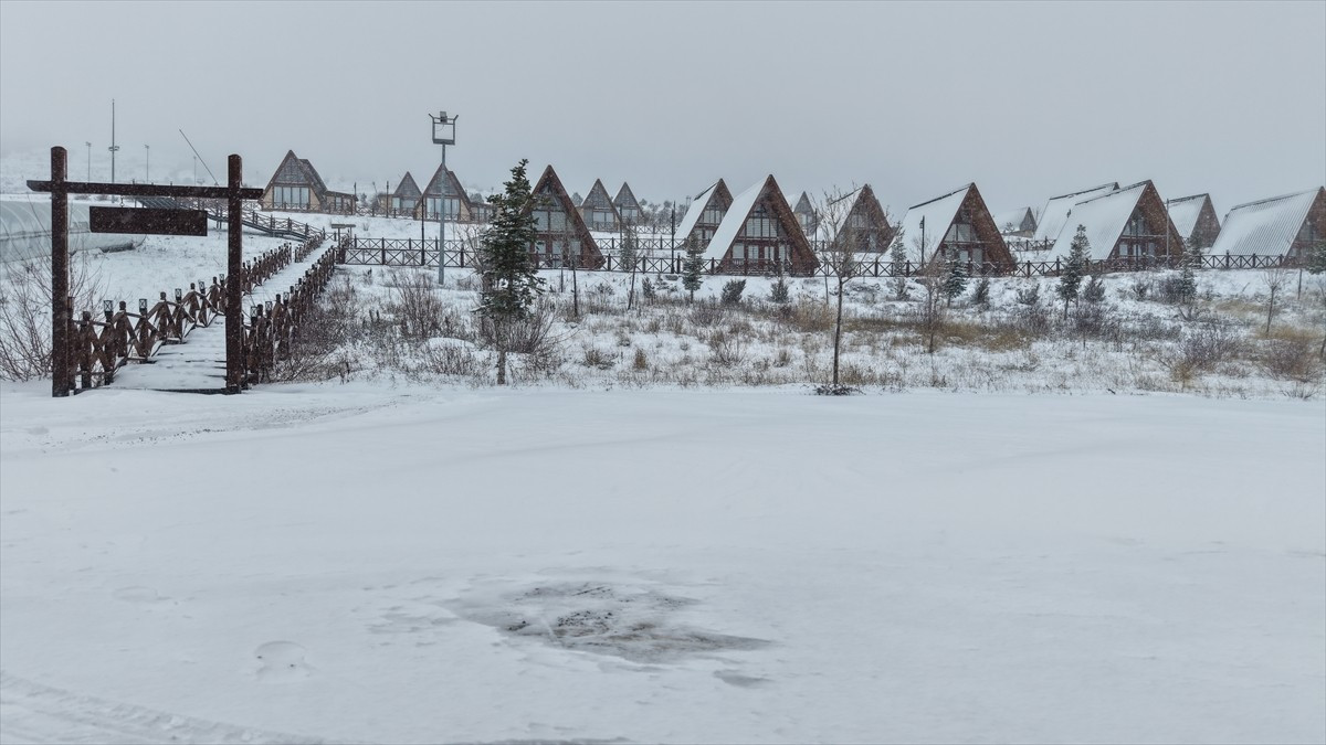 Sivas'ta Yıldız Dağı Kış Sporları ve Turizm Merkezi'nde kar yağışı etkili oldu. Yağışın ardından...