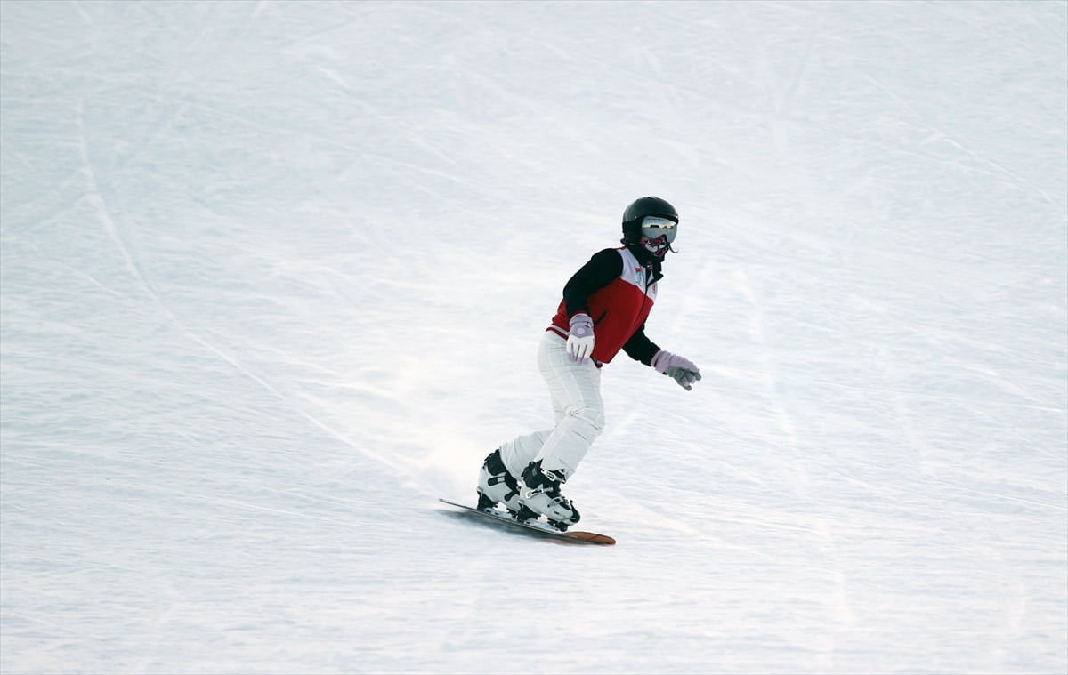 Sivas'taki Yıldız Dağı Kış Sporları Turizm Merkezi'nde kayak sezonu başladı.