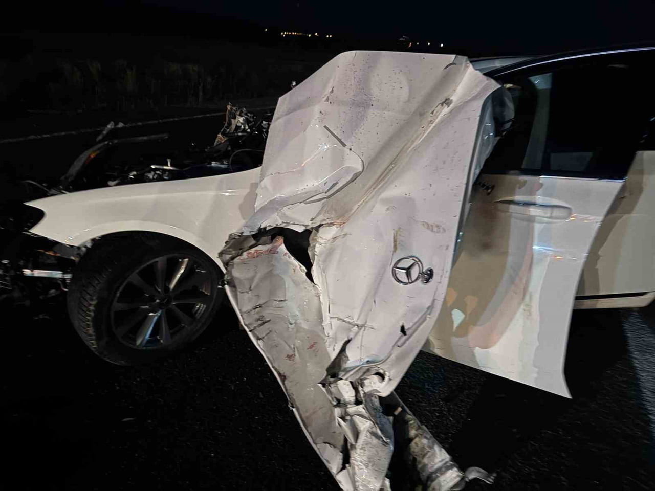 SİVAS’IN ALTINYAYLA İLÇESİNDE TRAKTÖRÜN RÖMORKUNA ÇARPAN MERCEDES MARKA LÜKS OTOMOBİL ADETA KAĞIT...