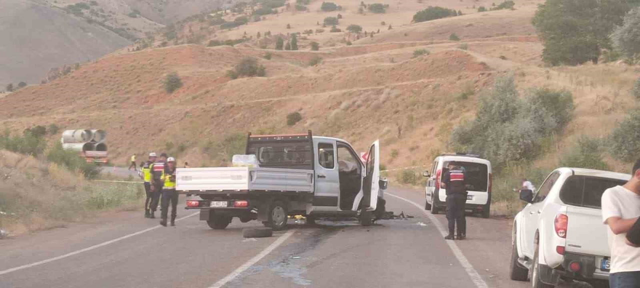 SİVAS’IN DİVRİĞİ İLÇESİNDE ŞERİT İHLALİ İDDİASIYLA MEYDANA GELEN TRAFİK KAZASINDA 1 KİŞİ HAYATINI...