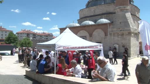 Sivas’ın dört bir yanında birlik ve bereketin simgesi aşure dağıtıldı