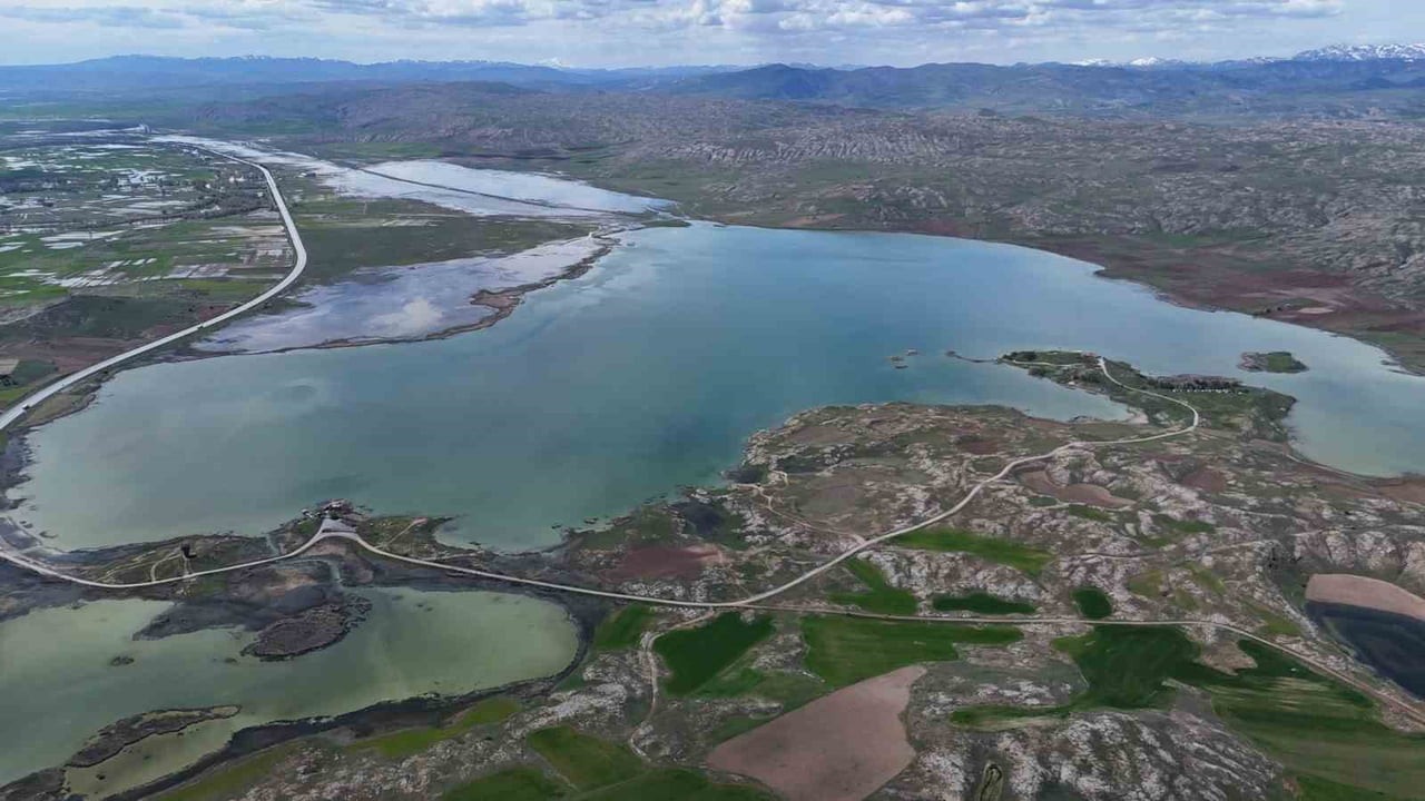 SİVAS’IN EN BÜYÜK GÖLÜ OLAN TÖDÜRGE GÖLÜ, YAĞIŞLARDAN NASİBİNİ ALDI. ONLARCA KUŞ TÜRÜNE EV...
