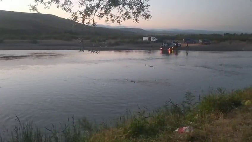 SİVAS’IN GEMEREK İLÇESİNDE SERİNLEMEK AMACIYLA KIZILIRMAK’A GİREN 2 KİŞİDEN BİRİ AKINTIYA...