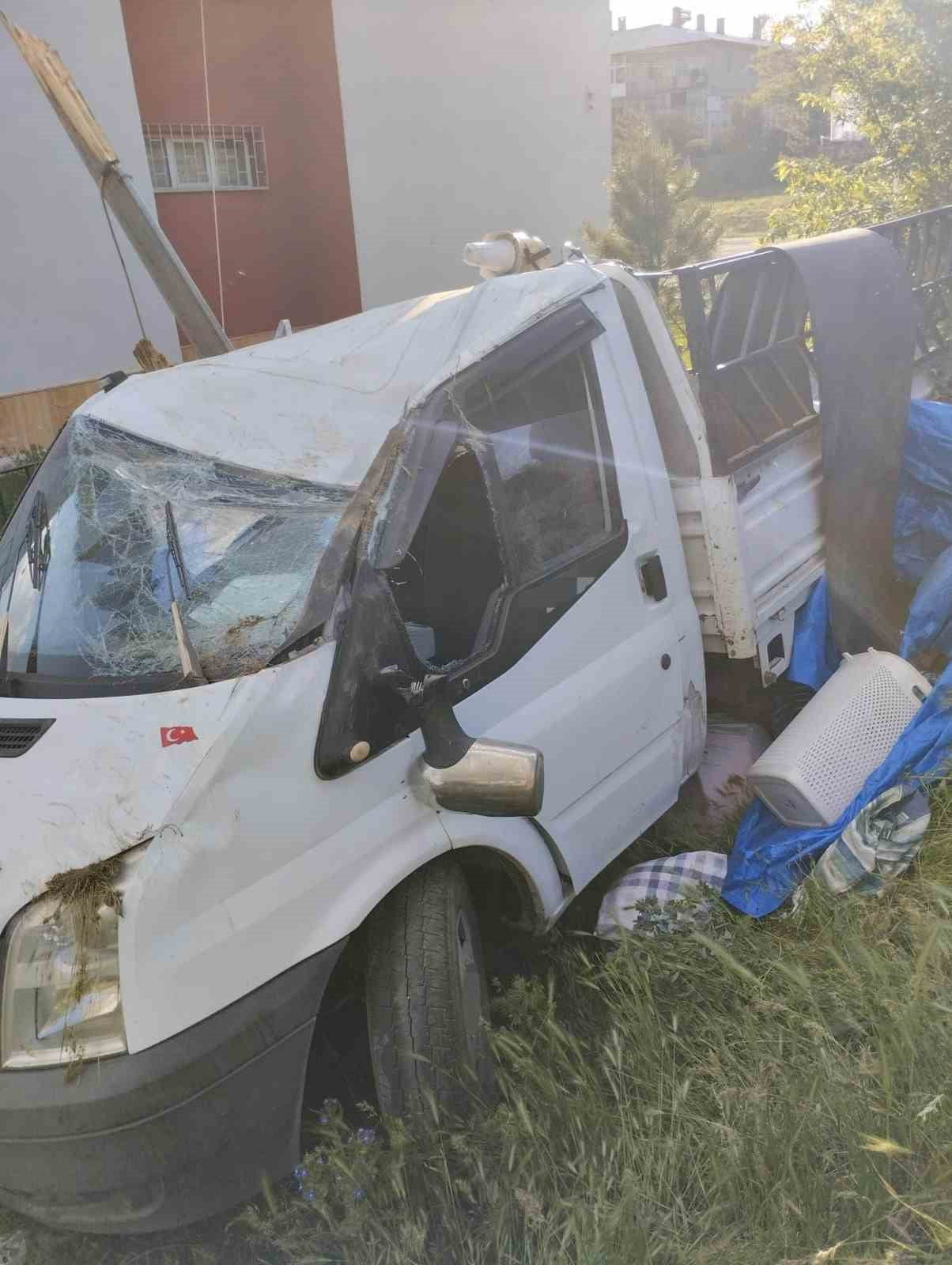 SİVAS’IN KANGAL İLÇESİNDE KAMYONETİN DUVARA ÇARPMASI SONUCU MEYDANA GELEN KAZADA 4 KİŞİ...