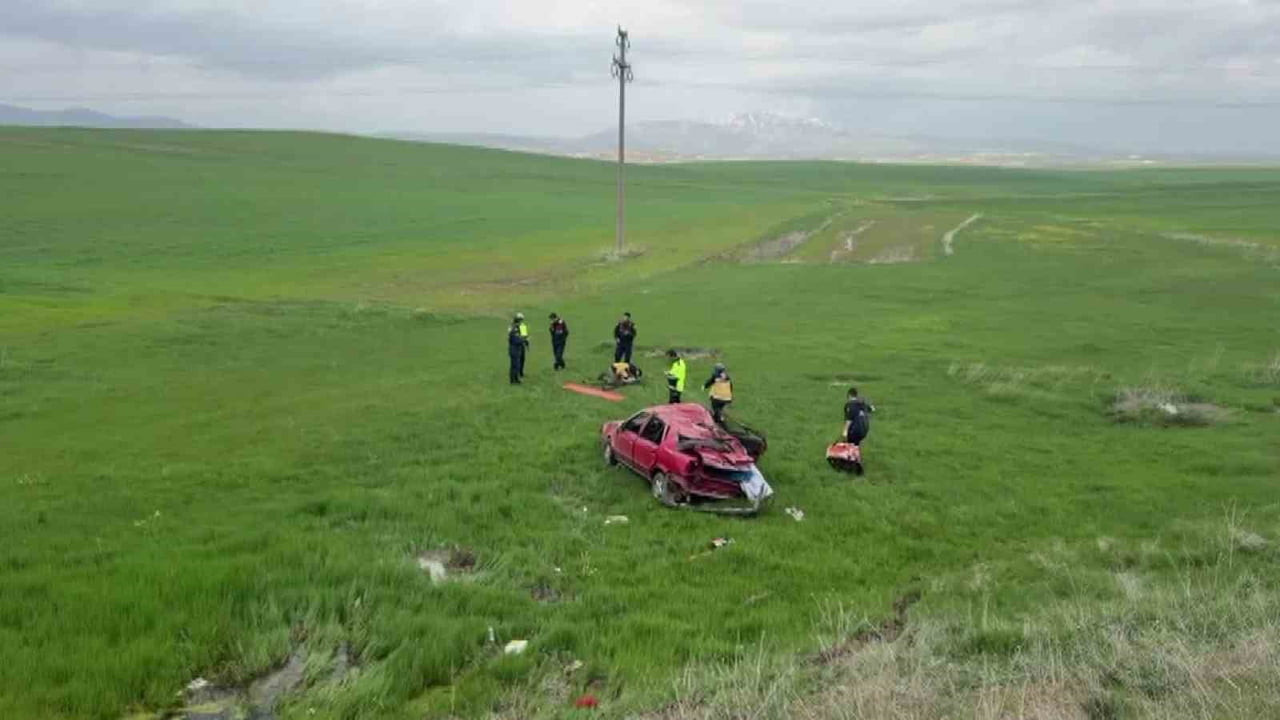 SİVAS’IN KANGAL İLÇESİNDE MEYDANA GELEN TRAFİK KAZASINDA OTOMOBİLİN ŞARAMPOLE DEVRİLMESİ SONUCU...