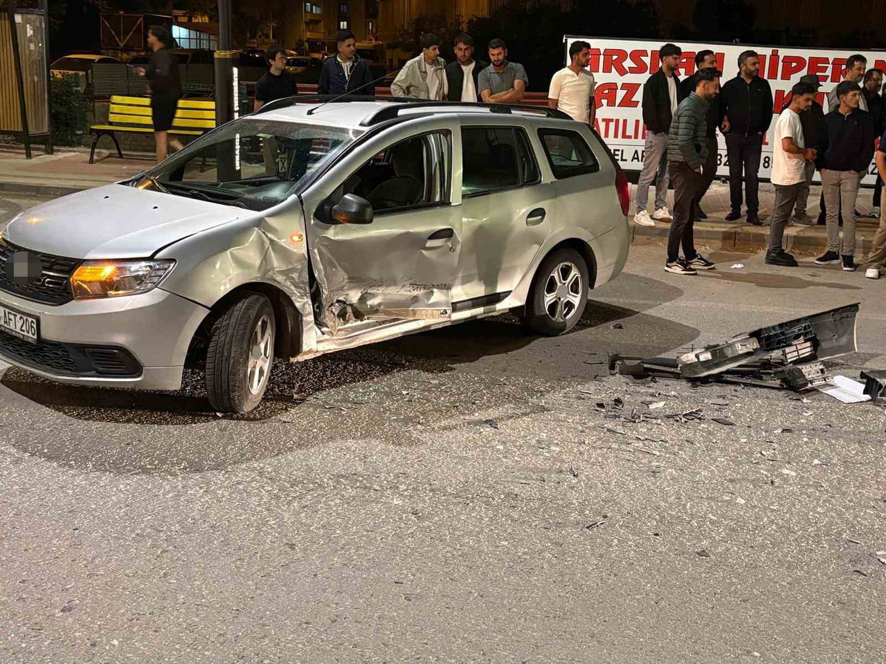 SİVAS’IN SUŞEHRİ İLÇESİNDE HAFİF TİCARİ ARAÇ İLE İKİ OTOMOBİLİN KARIŞTIĞI TRAFİK KAZASINDA 5 KİŞİ...