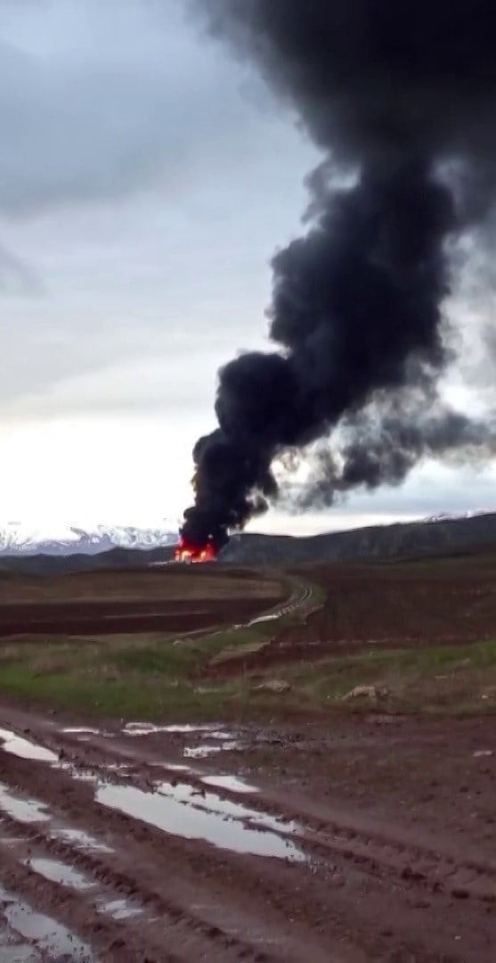 SİVAS’IN ZARA İLÇESİNDE ÇIKAN YANGINDA, BİR İŞLETMEYE AİT SULAMA BORULARI, ÇADIR VE KONTEYNERLER...
