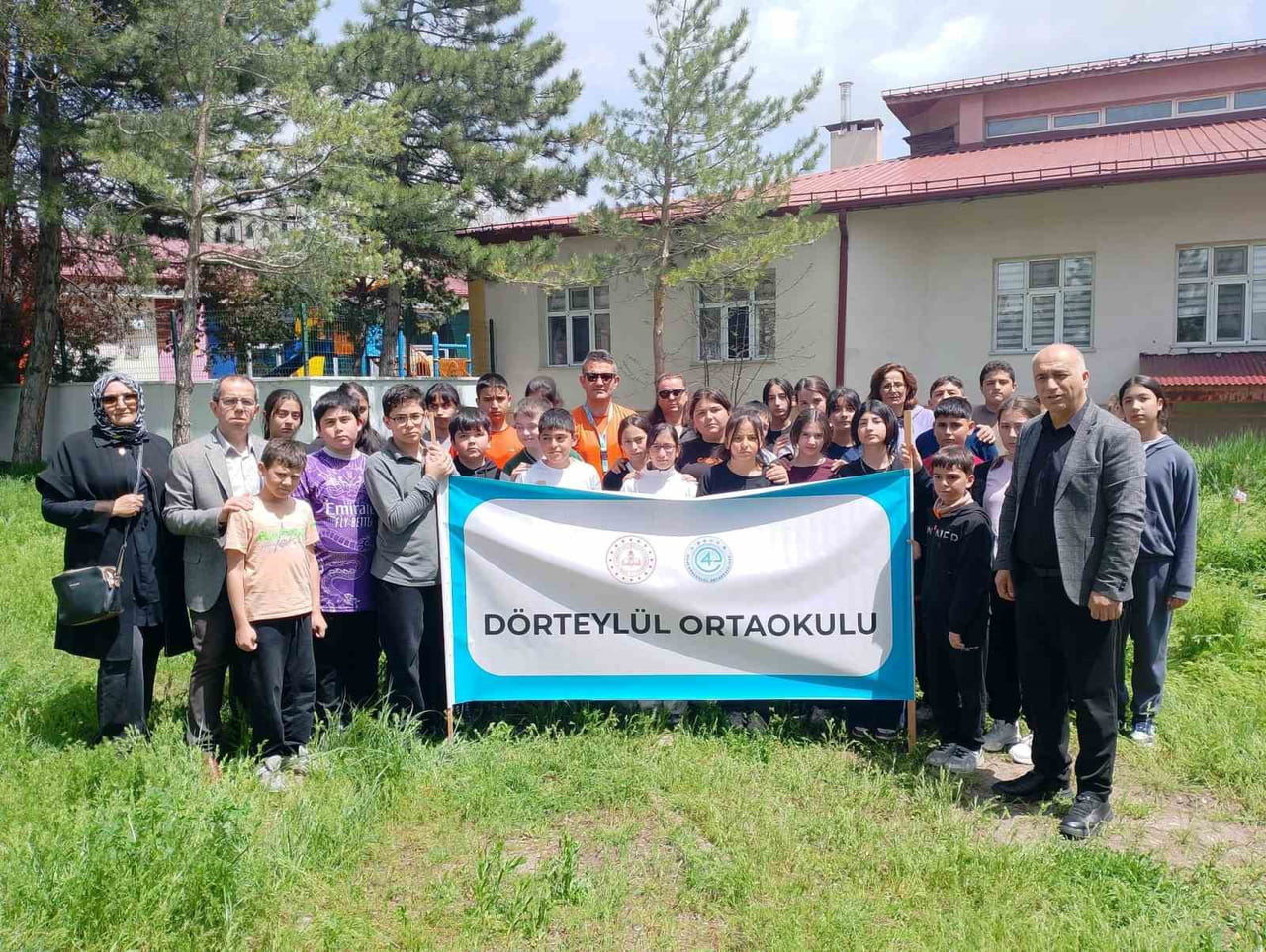 SİVASLI ÖĞRENCİLER, MARAŞ SALDIRISINDA ÖLEN ÖĞRENCİLERİN İSİMLERİNİ DİKTİKLERİ FİDANLARLA...