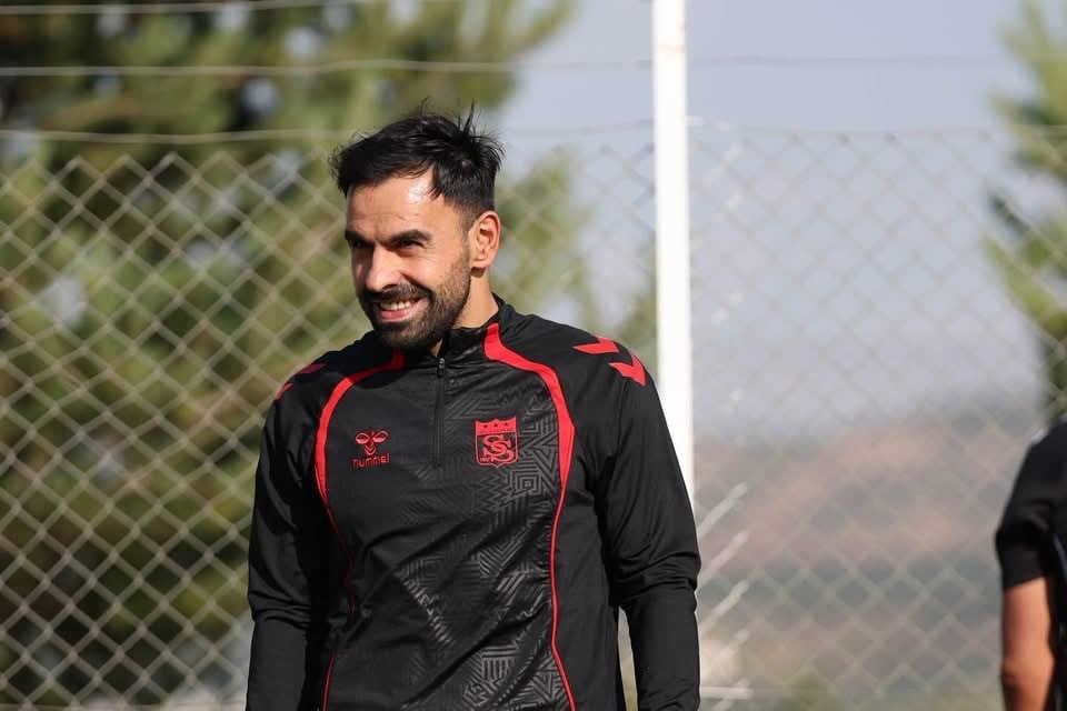 SİVASSPOR, TECRÜBELİ FUTBOLCUSU MURAT PALULİ’NİN SÖZLEŞMESİNİ 1 YIL DAHA UZATTI.