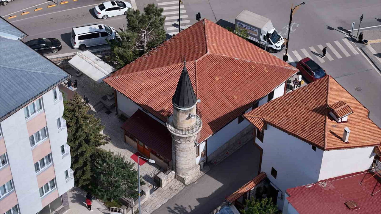 SİVAS’TA 18. YÜZYILDAN GÜNÜMÜZE ULAŞAN ZİNCİRLİ MİNARE CAMİSİ, MİNARESİNDEN SARKAN DEMİR...