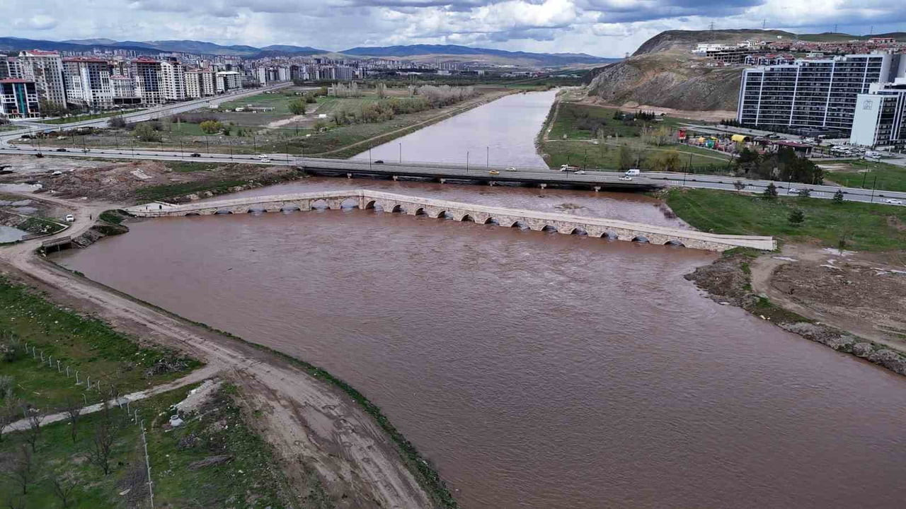 SİVAS’TA 8 ASIRDIR DİMDİK AYAKTA KALAN TARİHİ EĞRİ KÖPRÜ, GÜNÜMÜZ MİMARİLERİNE ÖRNEK OLUYOR....