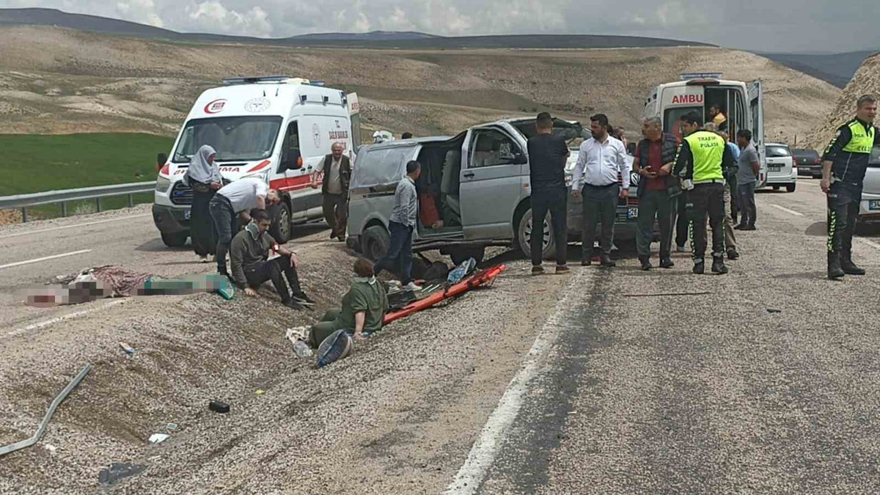 SİVAS’TA BAYRAM TATİLİNE GİDEN AİLE KAZA YAPTI, 1 KİŞİ HAYATINI KAYBEDERKEN 8 KİŞİ...