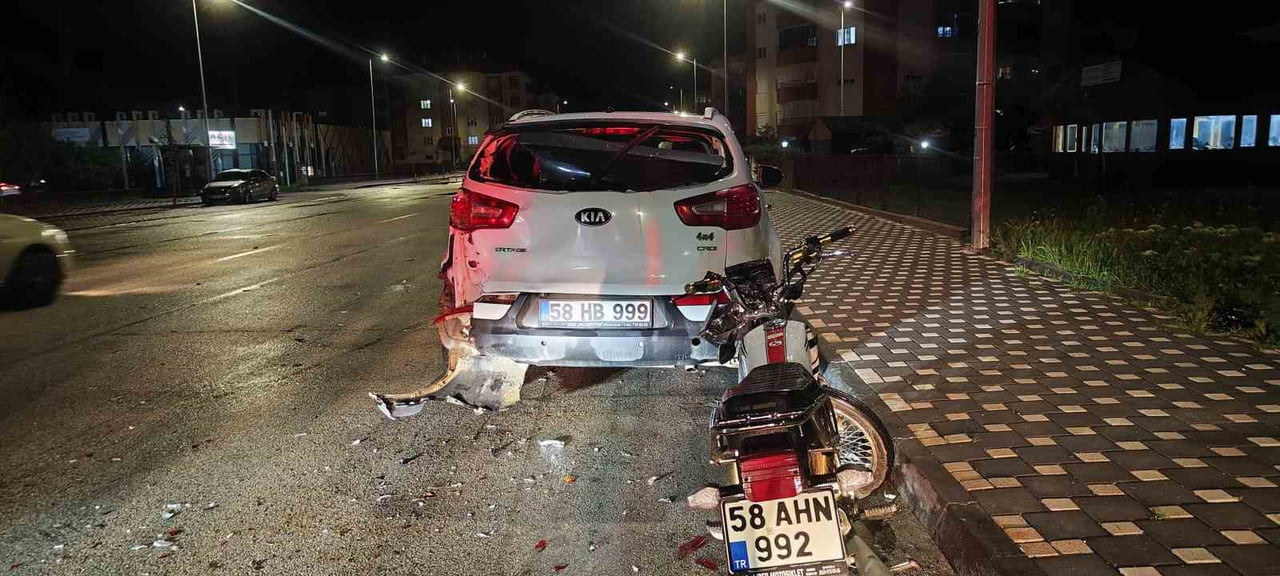 SİVAS’TA BİR MOTOSİKLET PARK HALİNDEKİ CİPE ÇARPTI. KAZADA 1 KİŞİ HAYATINI KAYBETTİ, 1 KİŞİ...