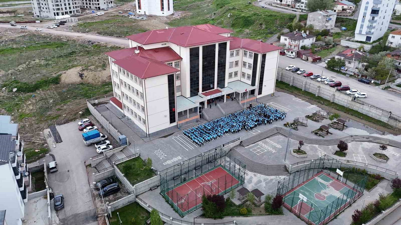 SİVAS’TA BİR ORTAOKULDA 900 ÖĞRENCİ KOREOGRAFİ VE KORO GÖSTERİSİ YAPTI. ‘FEDA TÜRKİYE’M’ ADLI...
