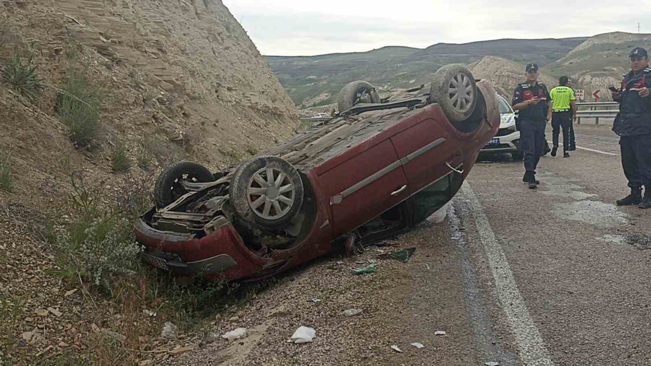 SİVAS’TA BİR OTOMOBİL TAKLA ATTI, KAZADA 2’Sİ AĞIR 3 KİŞİ YARALANDI.