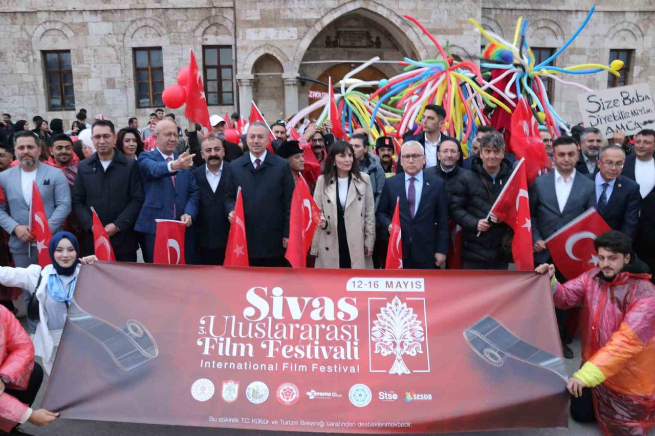 SİVAS’TA BU YIL 3’ÜNCÜSÜ DÜZENLENEN ULUSLARARASI FİLM FESTİVALİ, KORTEJ YÜRÜYÜŞÜYLE BAŞLADI....