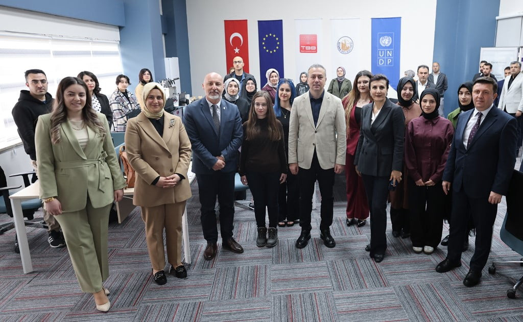 SİVAS’TA “BUGÜNÜN GENÇLERİ GELECEĞİN MESLEKLERİ PROJESİ” KAPSAMINDA DİJİTAL GENÇLİK MERKEZLERİ...