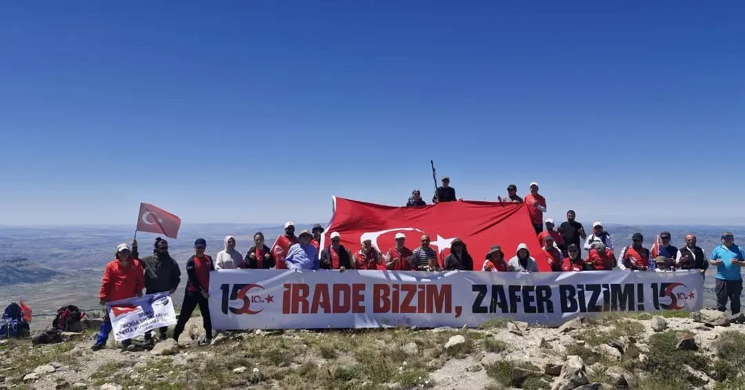 SİVAS’TA DÜZENLENEN YILDIZ DAĞI TIRMANIŞINDA SPORCULAR VE VATANDAŞLAR, 15 TEMMUZ DEMOKRASİ VE...