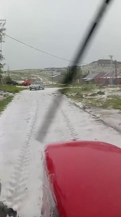 SİVAS’TA ETKİLİ OLAN DOLU VE SAĞANAK YAĞIŞ HAYATI OLUMSUZ ETKİLEDİ