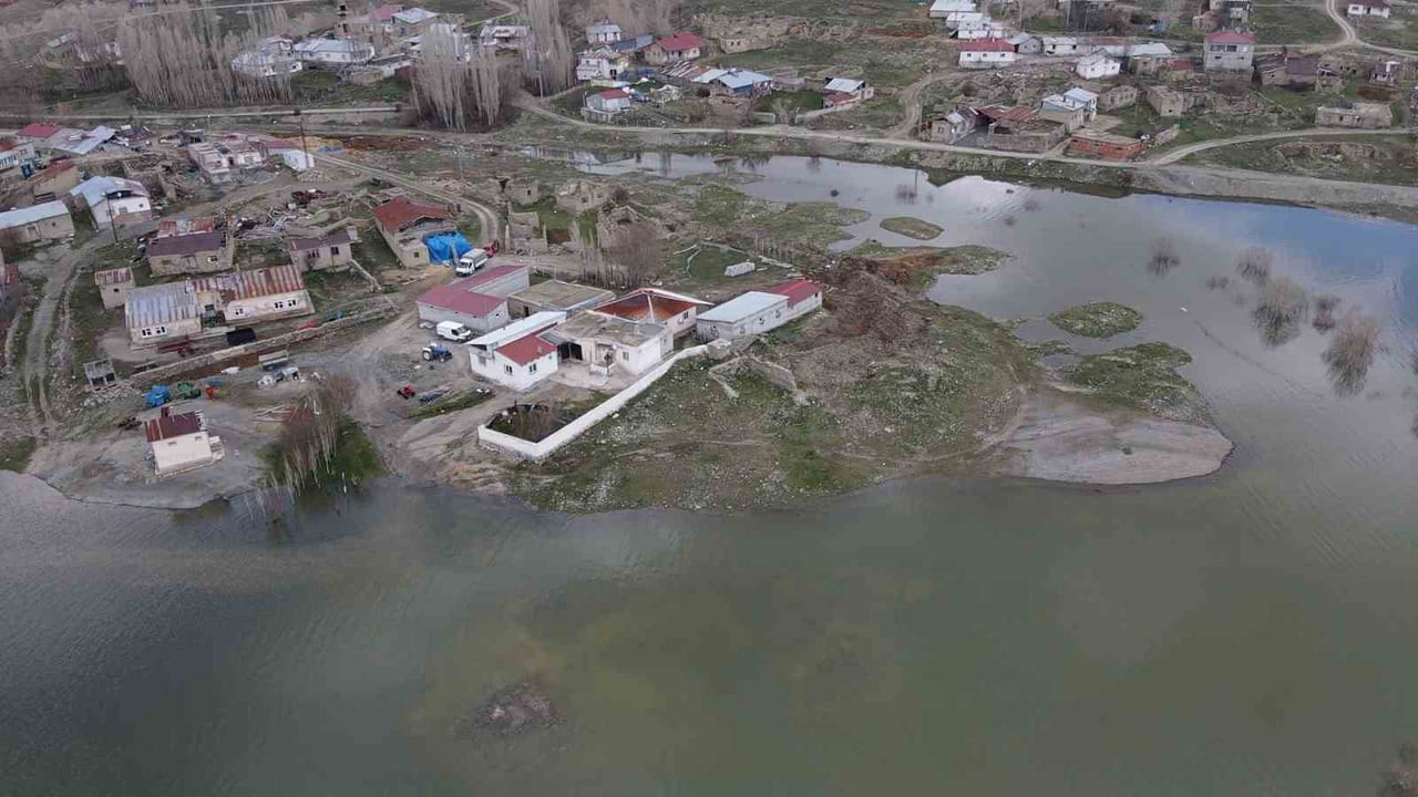 SİVAS’TA ETKİLİ OLAN YAĞIŞLAR SONRASI BİR BARAJIN SU SEVİYESİ ARTTI. BARAJDAN TAŞAN SU, KÖYE KADAR...