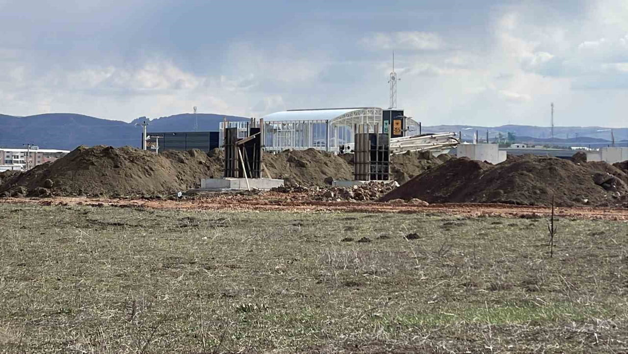 SİVAS’TA FABRİKA İNŞAATINDA ÇALIŞAN 23 YAŞINDAKİ KALIP İŞÇİSİ BEKİR CAN KADAŞ, BETON POMPASININ...