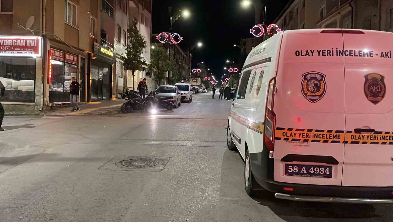 SİVAS’TA İKİ GRUP ARASINDA ÇIKAN BIÇAKLI KAVGADA BİRİ AĞIR 4 KİŞİ YARALANDI.