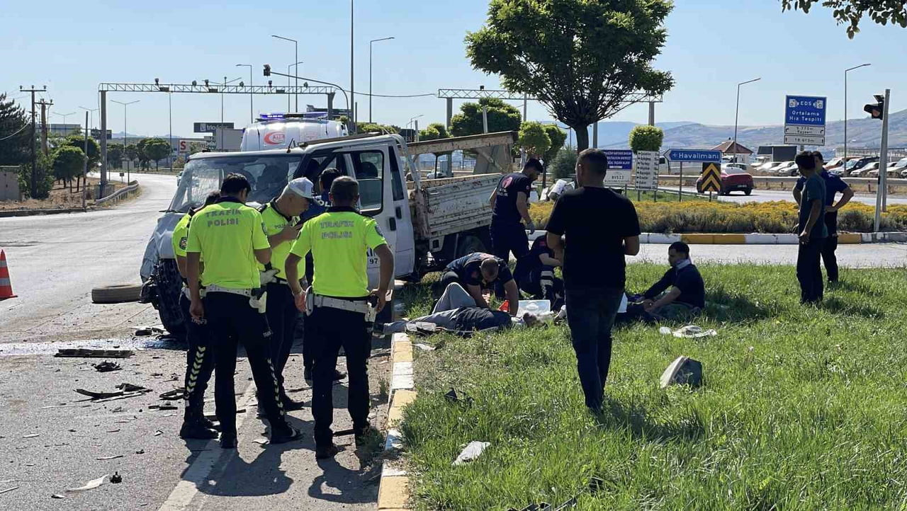 SİVAS’TA İKİ KAMYONETİN KARIŞTIĞI TRAFİK KAZASINDA 5 KİŞİ YARALANDI.