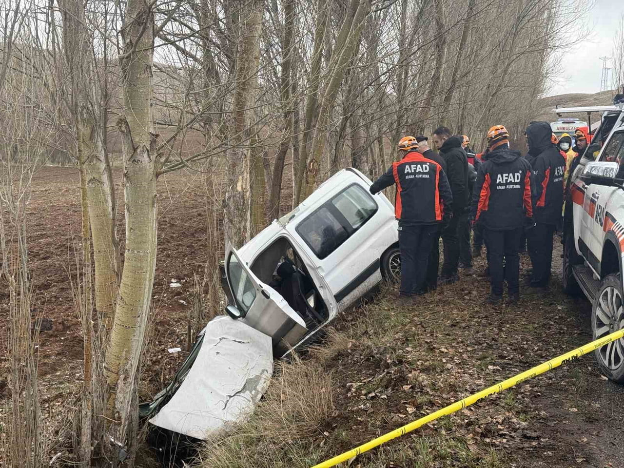 SİVAS’TA KANSER HASTASI BABASINI HASTANEYE GÖTÜRMEK İÇİN YOLA ÇIKAN AİLENİN BULUNDUĞU HAFİF TİCARİ...