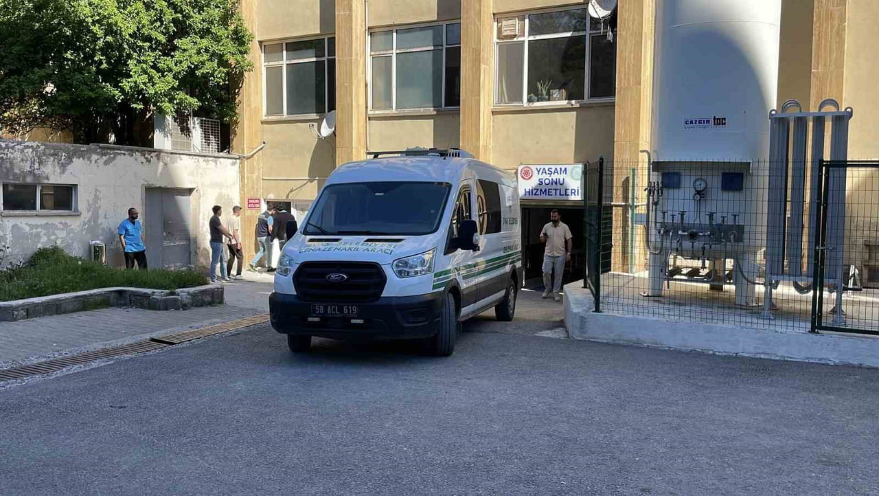 SİVAS’TA KENE TUTUNMASI SONUCU KIRIM KONGO KANAMALI ATEŞİ HASTALIĞINA YAKALANAN 31 YAŞINDAKİ...