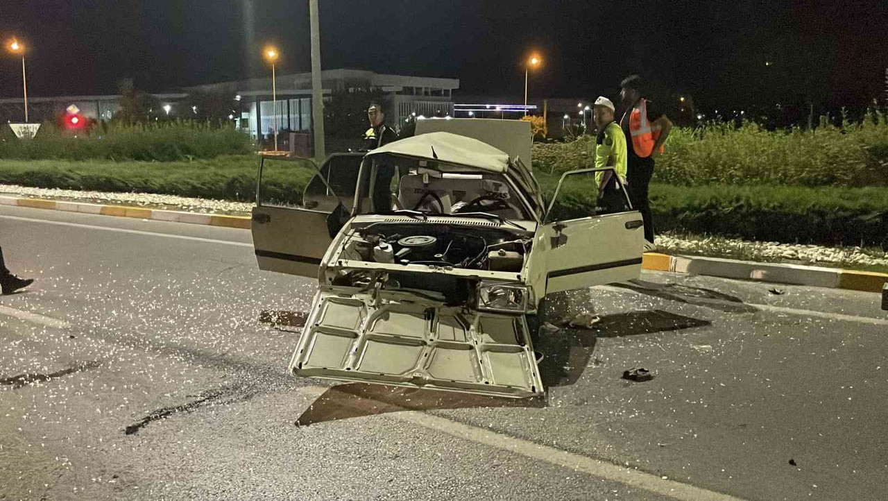 SİVAS’TA KONTROLDEN ÇIKAN OTOMOBİLİN KARŞI ŞERİDE GEÇEREK TAKLA ATMASI SONUCU MEYDANA GELEN TRAFİK...