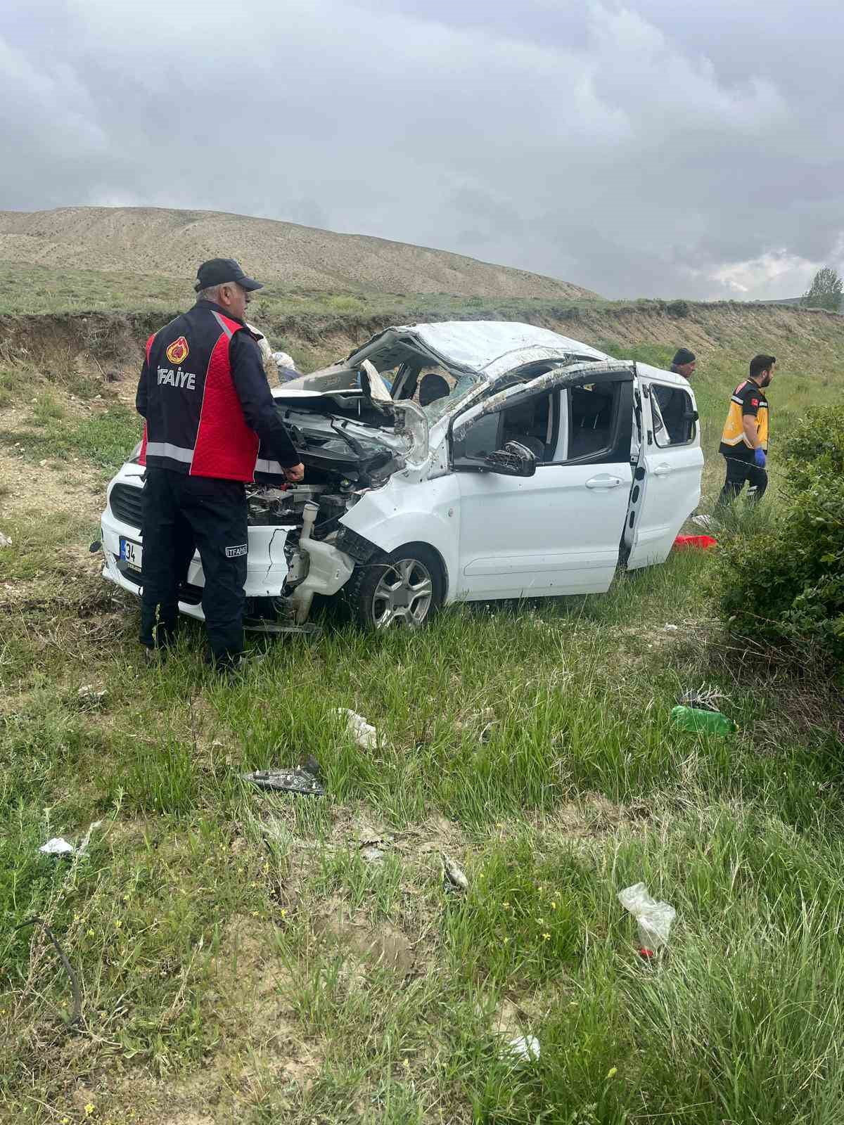SİVAS’TA KONTROLDEN OTOMOBİL TAKLA ATTI, ARAÇ İÇERİSİNDEKİ 5 KİŞİ YARALANDI.