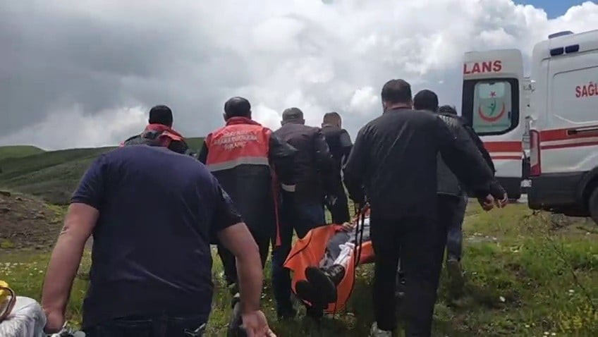 SİVAS’TA MANTAR TOPLAMAK İÇİN ÇIKTIĞI KIRSALDA AYI SALDIRISINA UĞRAYAN VATANDAŞIN PARMAĞI...