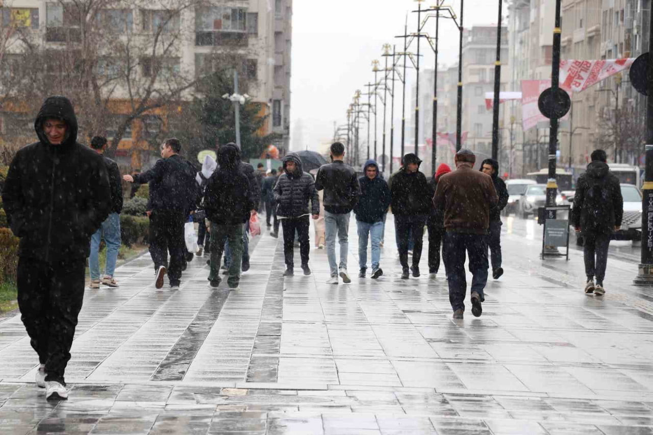 SİVAS’TA MEVSİM NORMALLERİNİN ALTINDA SEYREDEN HAVA SICAKLIKLARIYLA BİRLİKTE NİSAN AYINDA KAR...