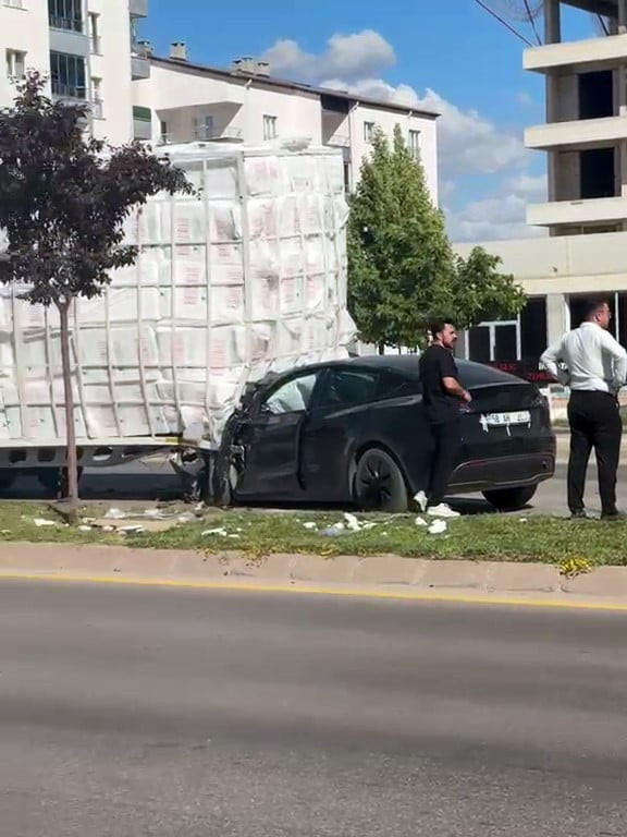 SİVAS’TA MEYDANA GELEN KAZADA GÜVENLİK RİSKLERİ İLE GÜNDEME GELEN TESLA MARKA OTOMOBİL HURDAYA...