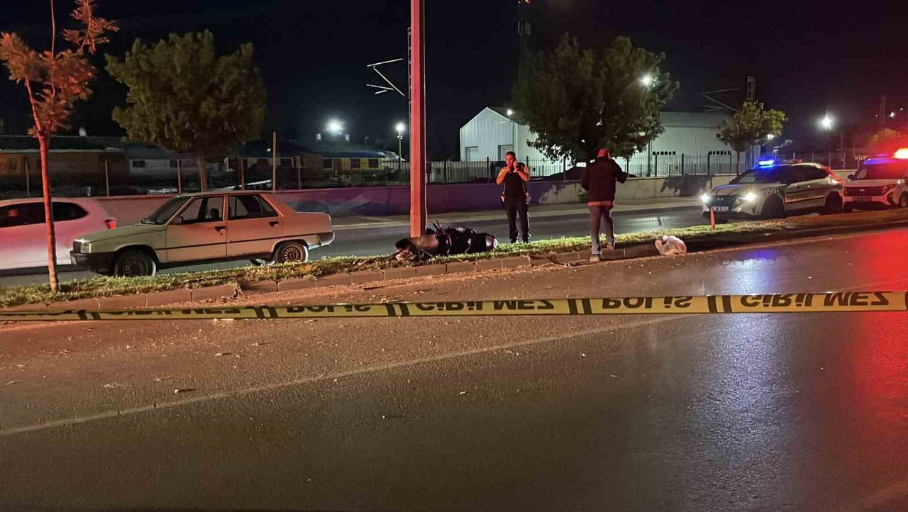 SİVAS’TA MOTOSİKLETİN KONTROLDEN ÇIKARAK REFÜJDEKİ AĞACA VE AYDINLATMA DİREĞİNE ÇARPMASININ...