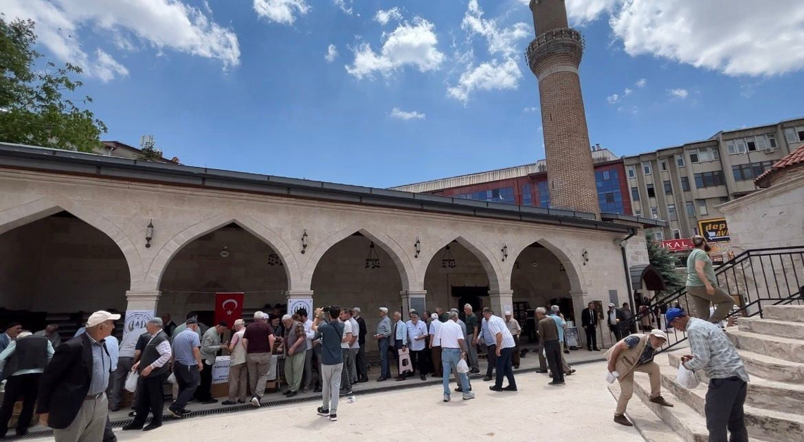 SİVAS’TA MUHARREM AYI NEDENİYLE MEYDAN CAMİİ’NDE AŞURE DAĞITILDI.