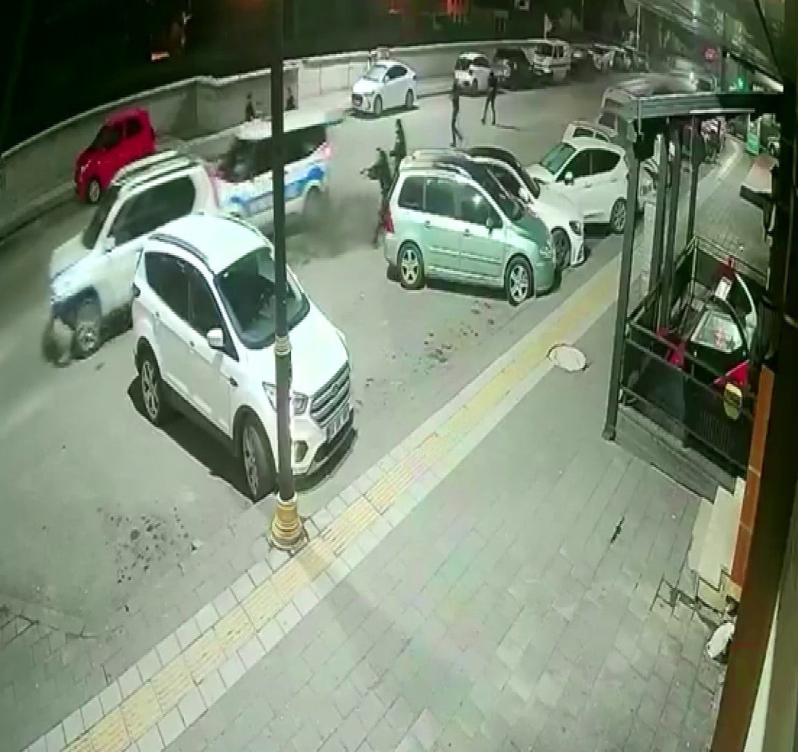SİVAS’TA POLİSİN "DUR" İHTARINA UYMAYARAK BİRİ POLİS ARACI OLMAK ÜZERE 4 ARACA ÇARPIP KAÇAN...