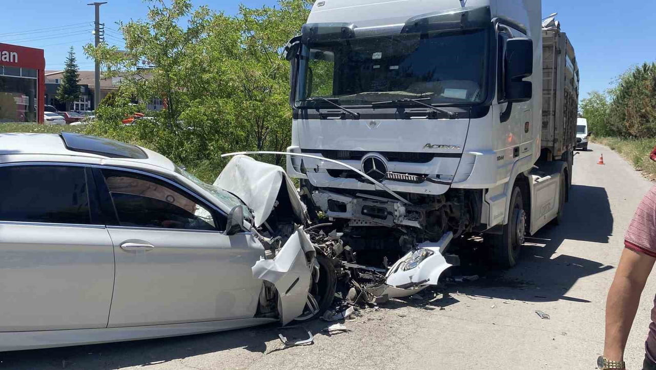 SİVAS’TA SANAYİ SİTESİ İÇERİSİNDE MEYDANA GELEN KAZADA, LÜKS OTOMOBİL HURDAYA DÖNERKEN SÜRÜCÜSÜ...