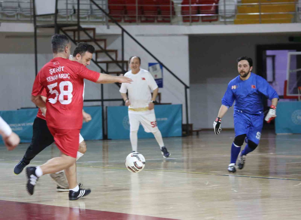 SİVAS’TA ŞEHİTLERİN HATIRASINA ÖZEL FUTSAL MAÇI ORGANİZE EDİLDİ. TAHA AKGÜL SPOR SALONUNDA OYNANAN...