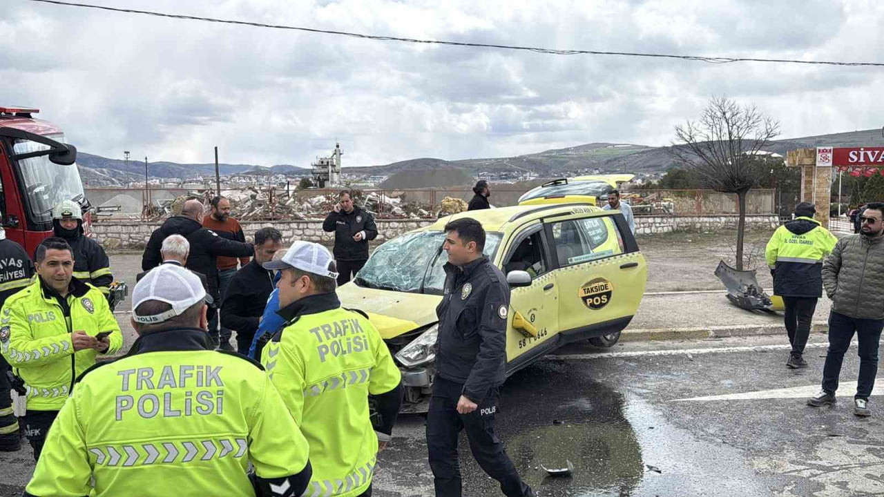 SİVAS’TA SİVASSPOR ALTYAPI FUTBOLCULARINI TAŞIYAN TİCARİ TAKSİ İLE OTOMOBİLİN ÇARPIŞMASI SONUCU 6...