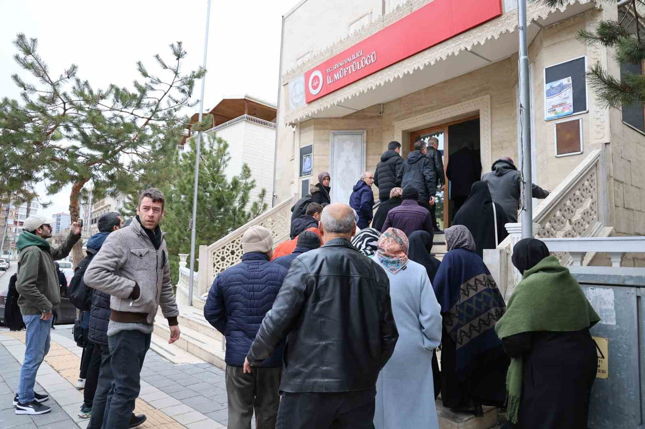 SİVAS’TA UMRE VAADİYLE DOLANDIRILAN 125 KİŞİNİN MAĞDURİYETİ FİRMA MERKEZİ TARAFINDAN GİDERİLDİ....