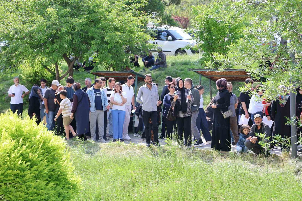 SİVAS’TA ÜNİVERSİTE HAYALİ KURAN ADAYLAR, AYT SINAVINA GİREBİLMEK İÇİN SABAHIN ERKEN SAATLERİNDEN...