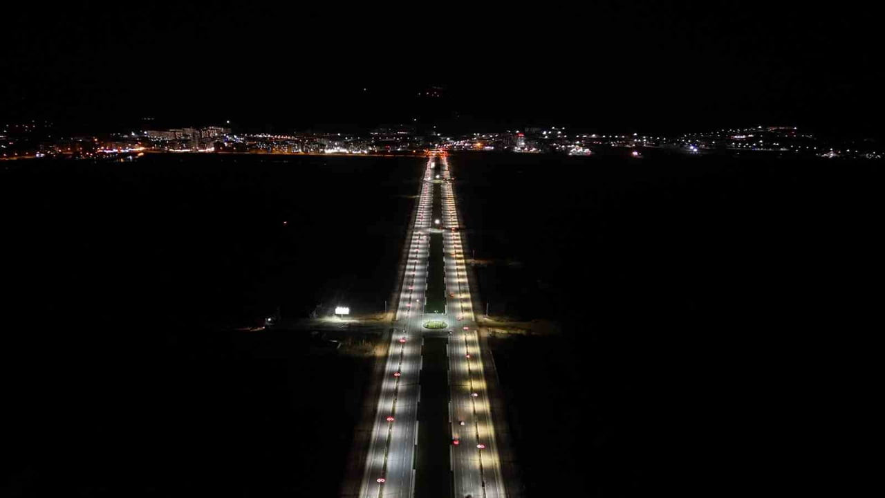 SİVAS’TA YAKLAŞIK 4 YIL ÖNCE HİZMETE AÇILAN RECEP TAYYİP ERDOĞAN BULVARI GECE IŞIKLANDIRMASIYLA...