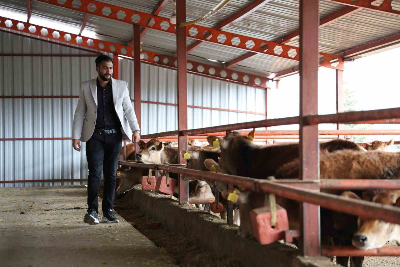 SİVAS’TA YAŞAYAN 20 YAŞINDAKİ ENES ÖKSÜM, ÜNİVERSİTE ÖĞRENİMİNİ YARIDA BIRAKARAK ÇİFTÇİLİĞE...