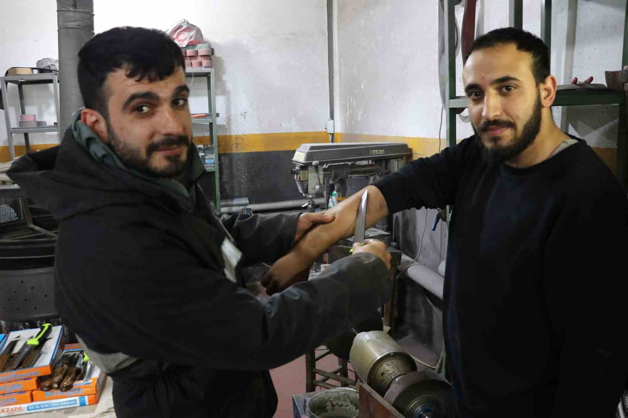 SİVAS’TA YILLARDIR BIÇAK ÜRETİMİ YAPAN BIÇAK USTASI EMRE GÖÇERİ, DÜNYACA ÜNLÜ SİVAS BIÇAĞININ...